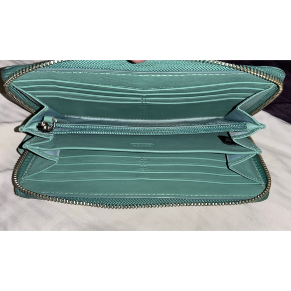 Coach Signature Heritage Stripe Chelsea Zip Around Wallet in Excellent Condition - Picture 2 of 5